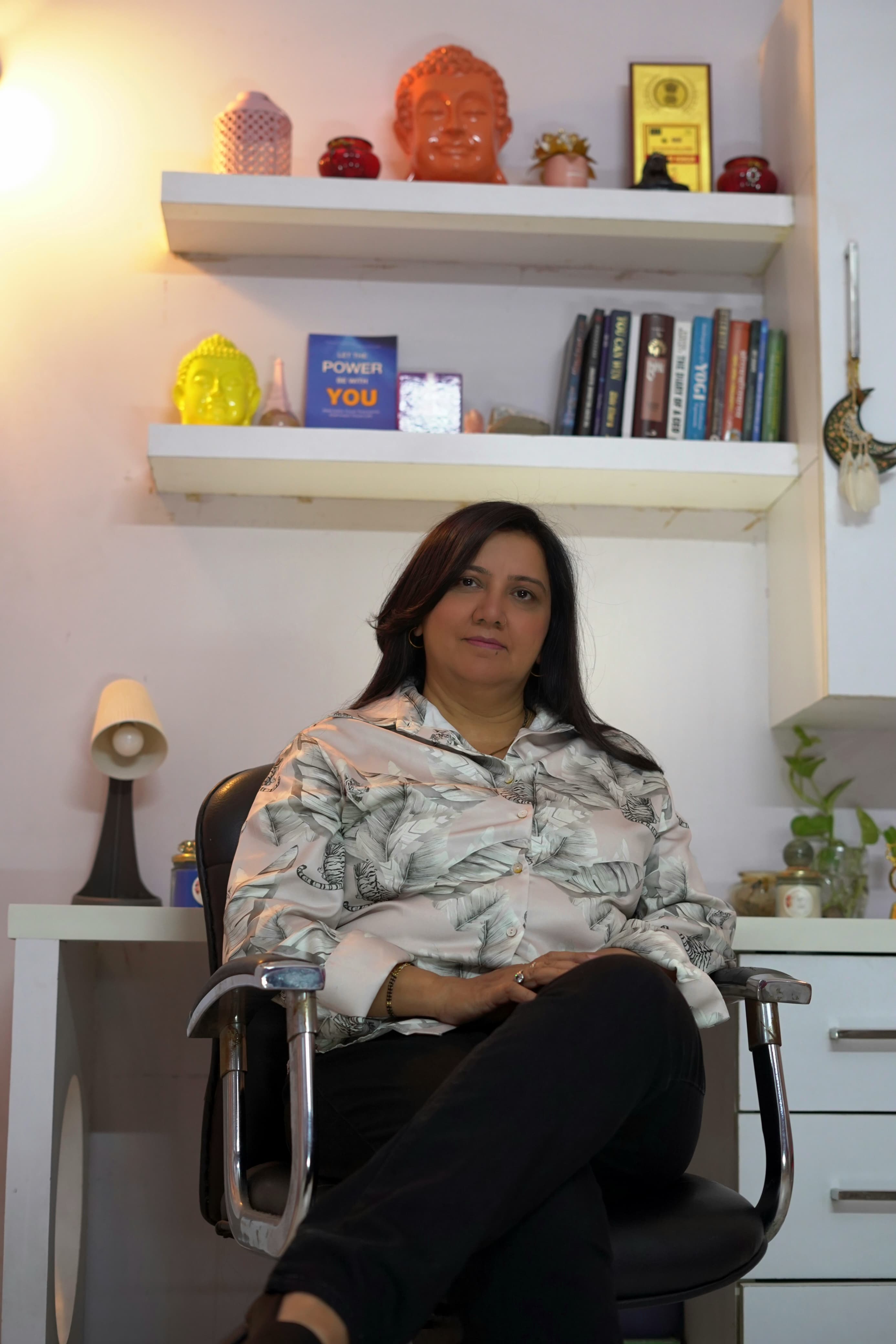 Emotional healing therapist Bindu Singh guiding a transformation session in Delhi